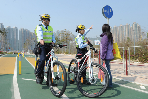 Photograph:Traffic Police officers distributing road safety publicity leaflets