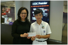 Mr YUE Hin-chun (right), JPC member of Eastern District, receives a HK$1,000 book coupon from Ms Elsie GUNG, Division Director, North Point Branch, HSBC.