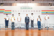 顏業臻(左一)站在 頒獎台接受嘉許