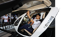 高啓珉坐上自動駕駛飛行器, 了解其多項功能及應用