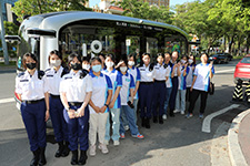 一眾少訊會員在黃埔科技園區乘坐無人駕駛巴士在區內觀光