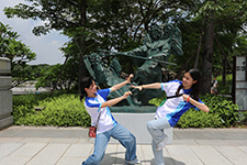 少訊會員模仿「廣州文化館新館」內的雕像動作