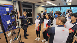 機場特警隊員向少訊會員介紹警察裝備