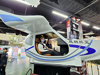 少訊會員在富翔航空研習基地乘坐無人機