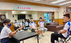 譚雅靜總警司(左一)向少訊會員們分享警務工作經驗，並為有志加入警隊的少訊會員提供寶貴建議