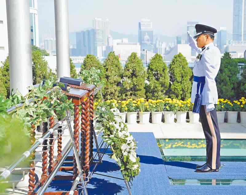 Commissioner Tsang Wai-hung lays the Force wreath