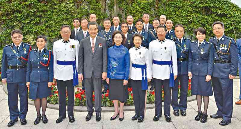 行政长官梁振英伉俪和处长卢伟聪与获颁授勋衔人员合照。